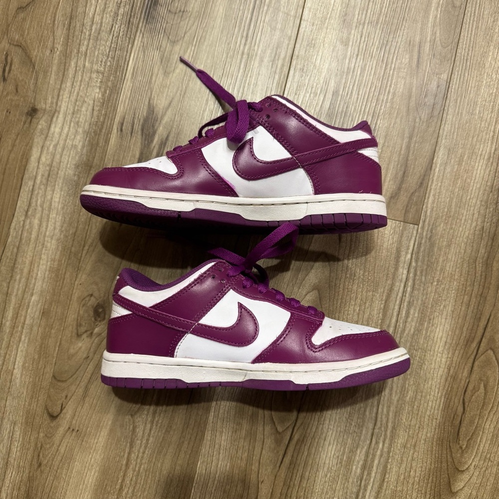 Nike Kids Sneakers in Purple and White - Picture 2 of 6